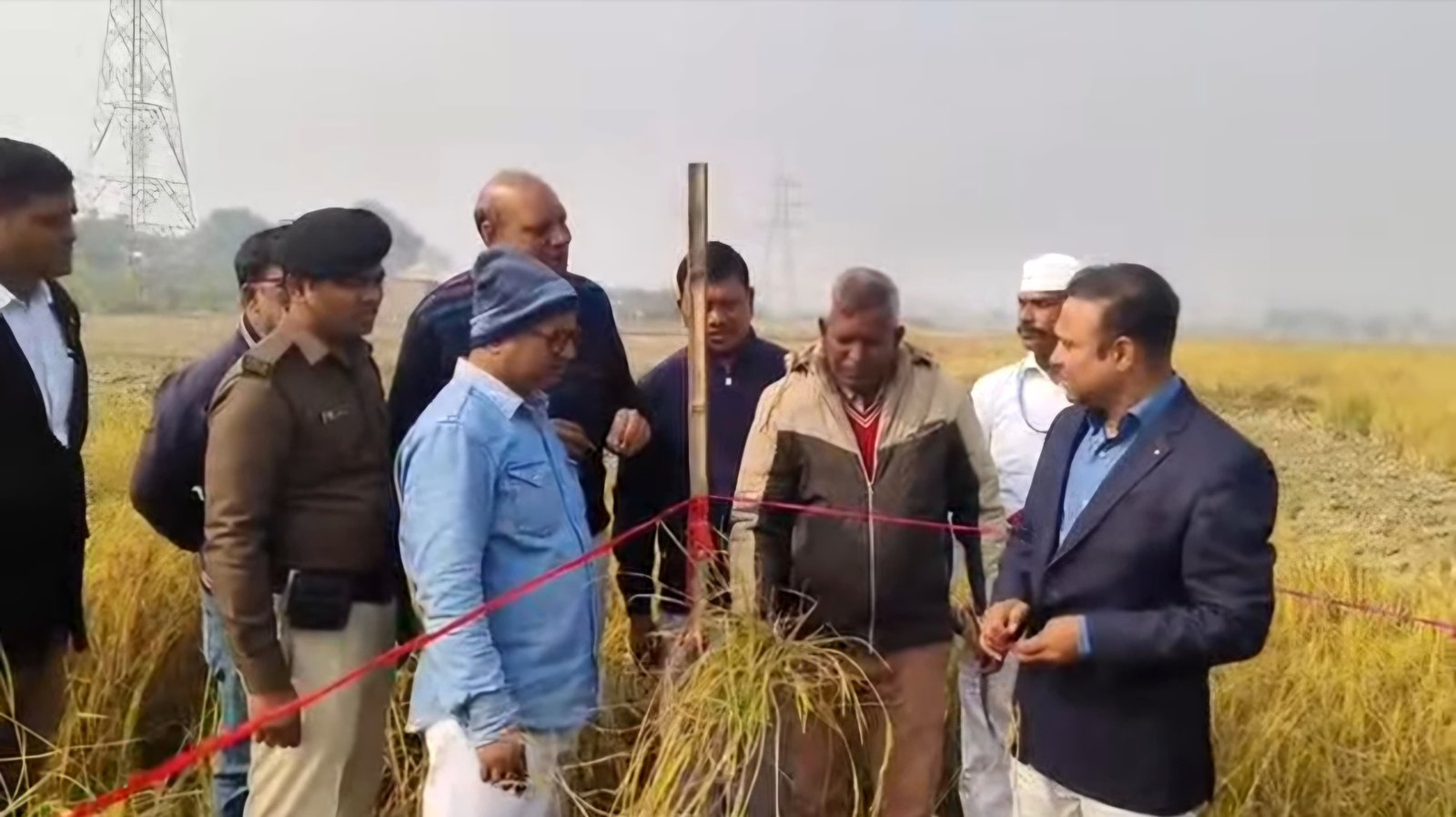 योगीवीर गांव में डीएम ने किया धान क्रॉप कटिंग; वैज्ञानिक आकलन से किसानों को लाभ की उम्मीद